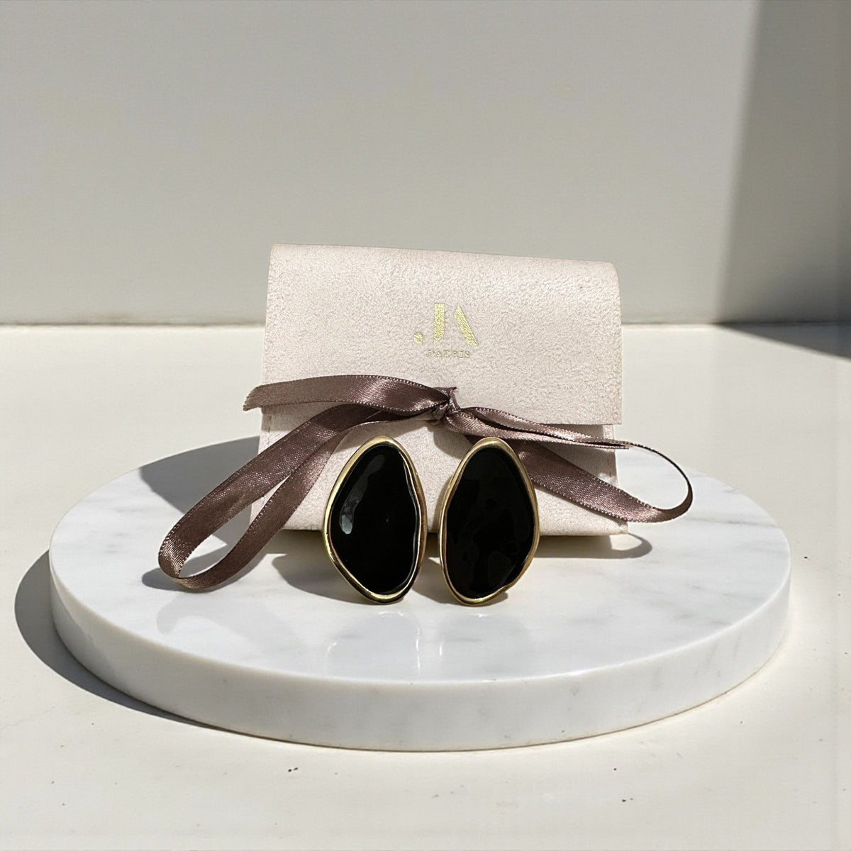 Siyah Oval Küpe