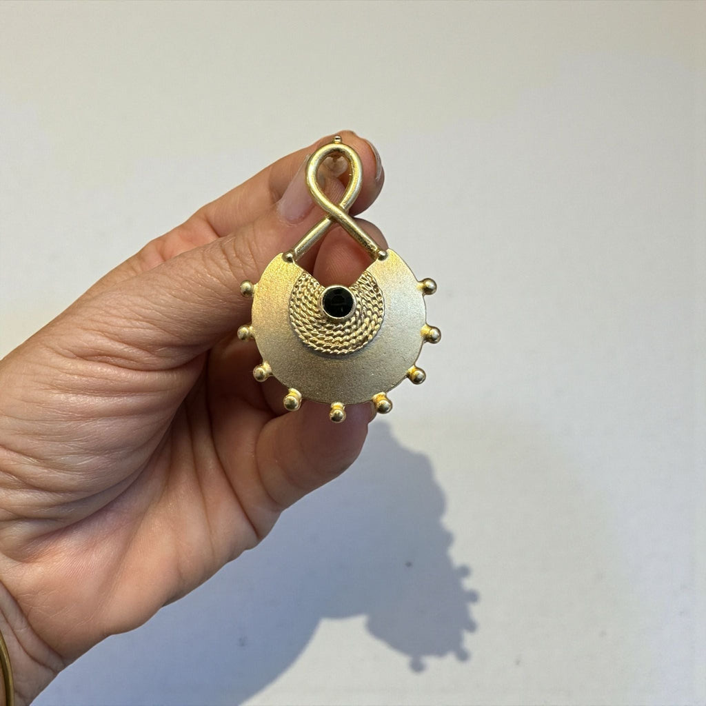 Siyah Taşlı Gold Küpe