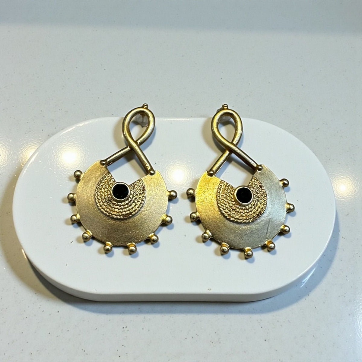 Siyah Taşlı Gold Küpe