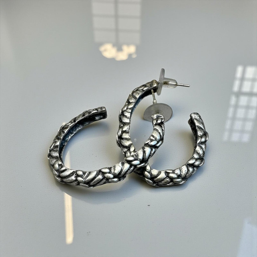 Dokulu Gümüş Renk Halka Küpe