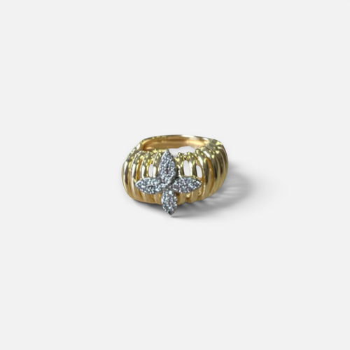 Jakris gold ear cuff featuring a ribbed design and a sparkling four-leaf zircon stone detail.