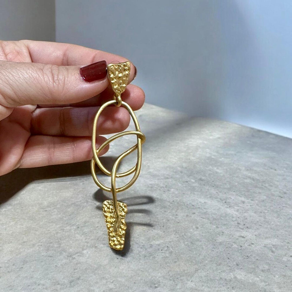 Modern Altın Sallantılı Küpe