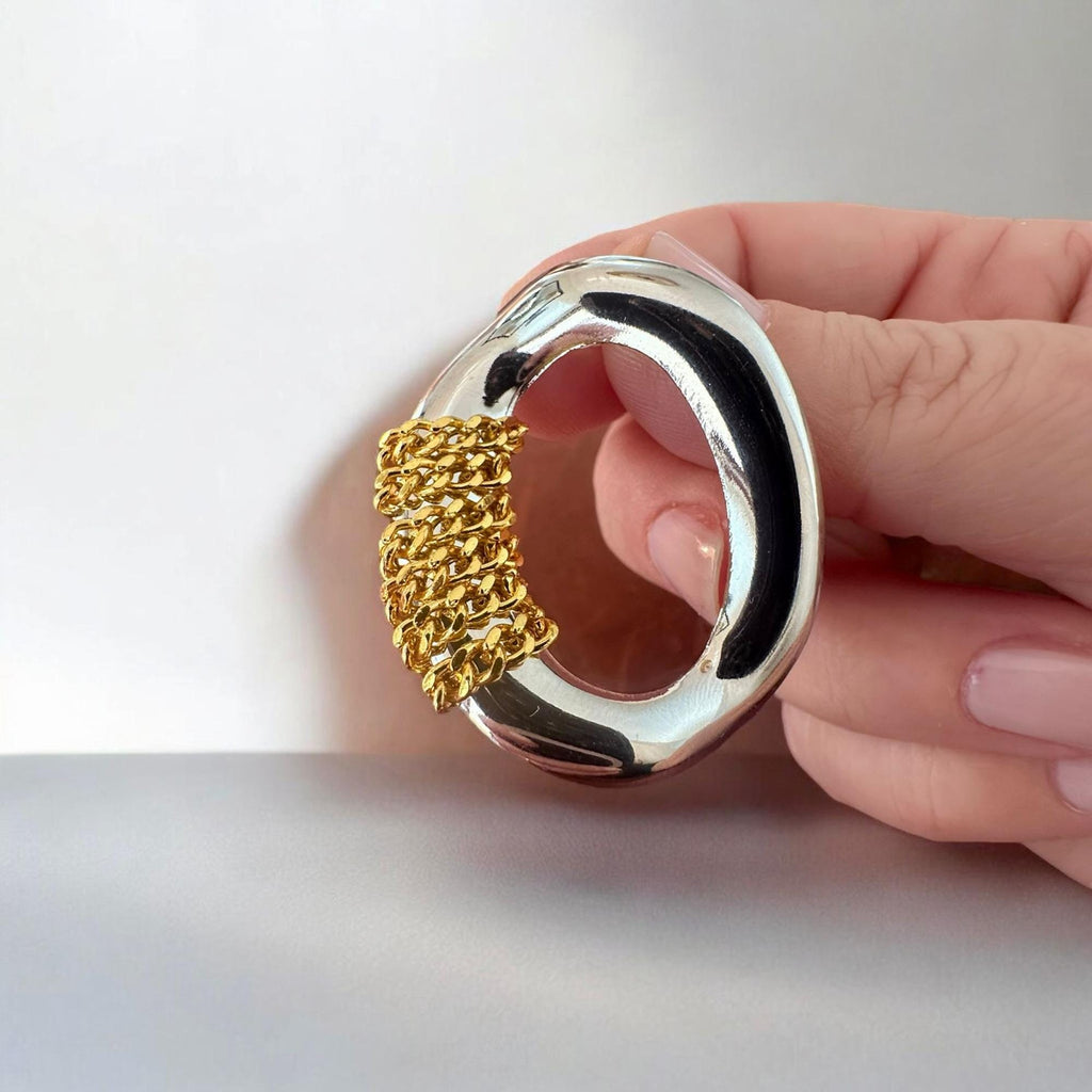Zincir Detaylı Oval Gümüş Küpe