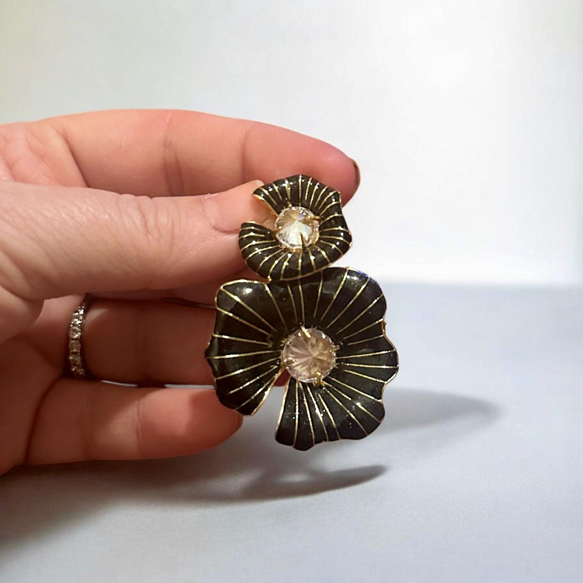 Mine ve İnci Detaylı Çiçek Küpe