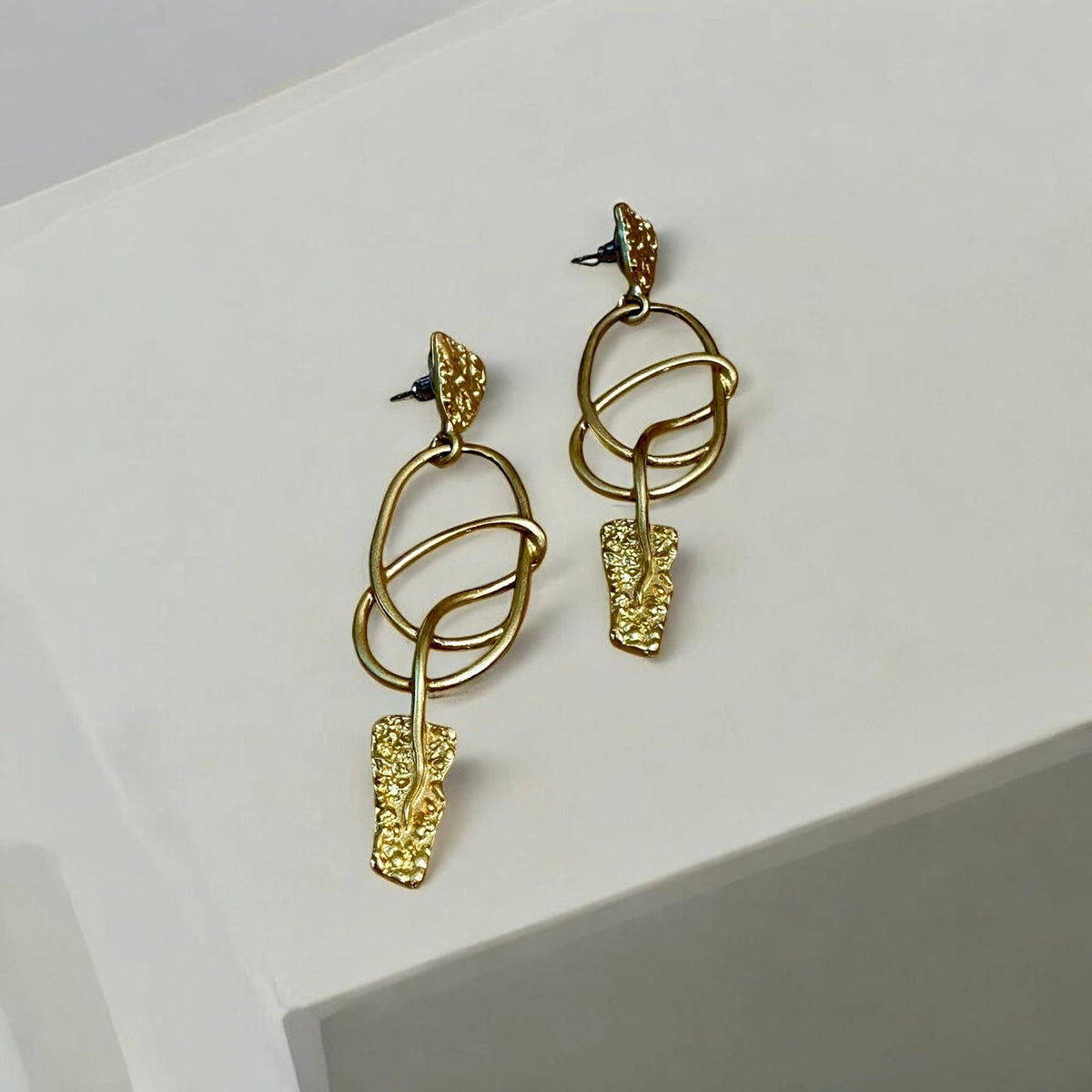 Modern Altın Sallantılı Küpe