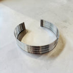Jakris Aura çok sıralı gümüş renkli metal choker kolye, modern ve minimalist tasarımlı ayarlanabilir boyun aksesuarı.