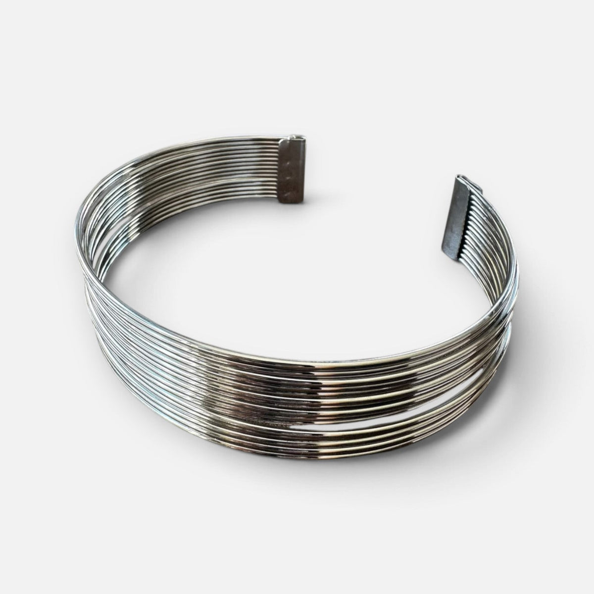 Jakris Aura gümüş renkli, çok sıralı metal tasarımlı modern ve ayarlanabilir choker kolye