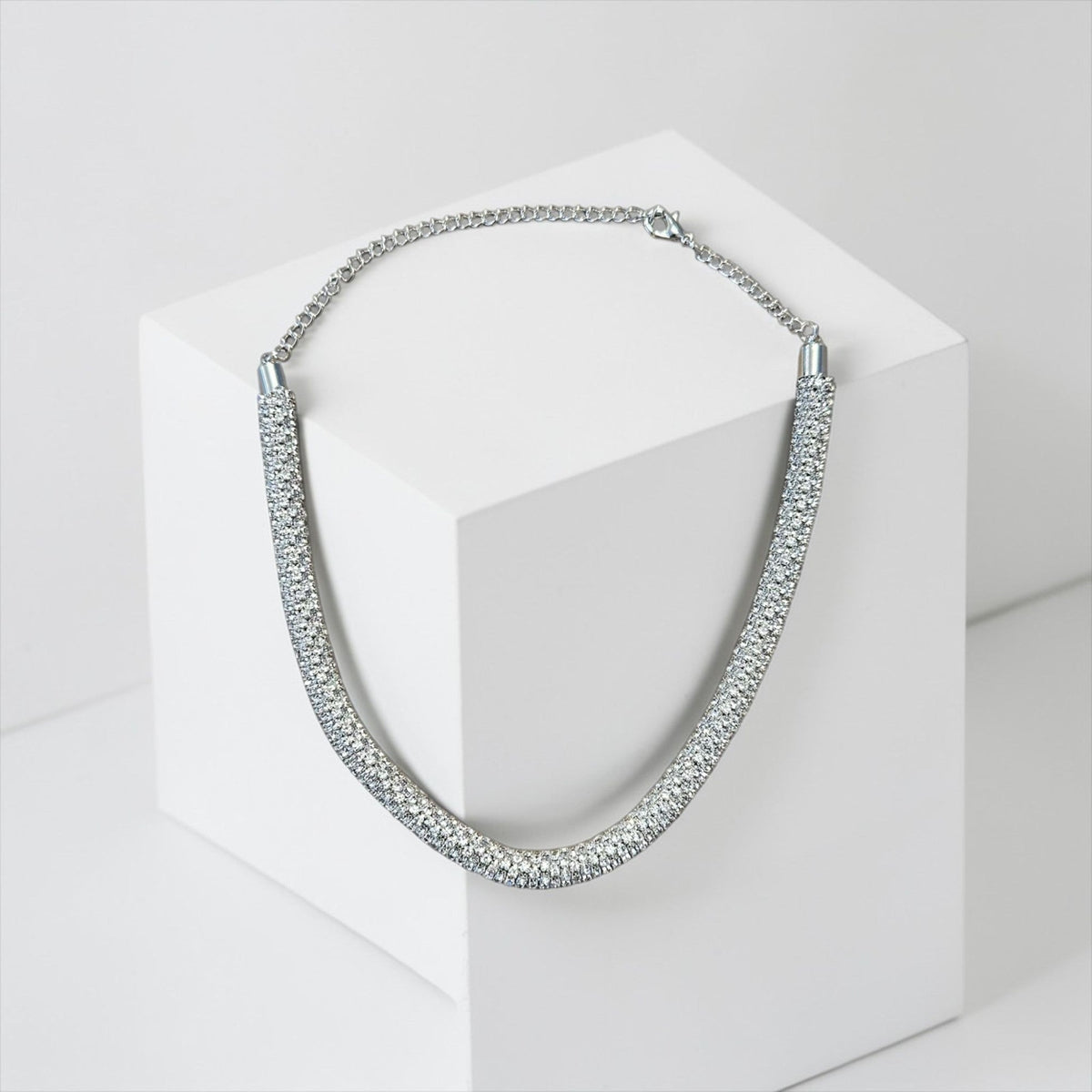 Jakris Celestia gümüş tonlu, kristal taşlı ve ayarlanabilir zincirli zarif choker kolye