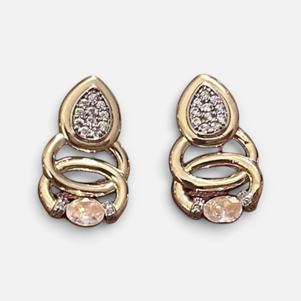 Jakris elegant teardrop earrings in gold with sparkling pave stones and interlocking circular design