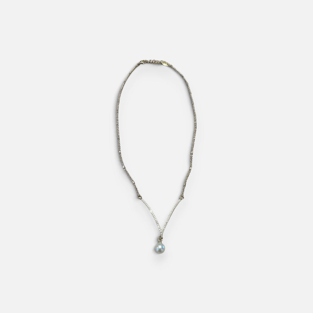 Jakris elegant gold necklace featuring a delicate chain and a single teardrop pearl pendant