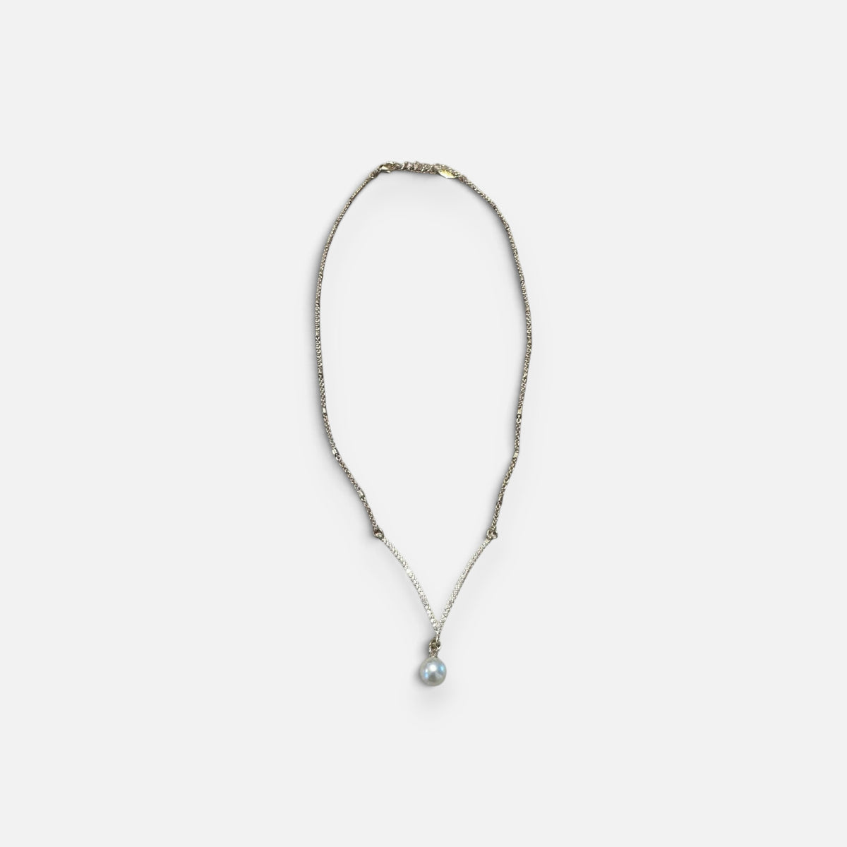 Jakris elegant gold necklace featuring a delicate chain and a single teardrop pearl pendant
