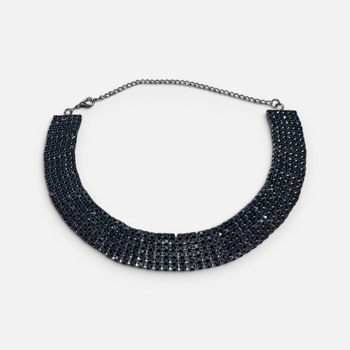 Jakris Grace siyah taşlı choker kolye, gece elbiseleri için ışıltılı ve zarif bir aksesuar tasarımı.