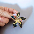Jakris Parker mineli çiçek formunda altın rengi detaylı siyah şık küpe
