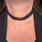 Jakris siyah taşlı choker kolye, boynu zarifçe saran ışıltılı ve modern tasarım.