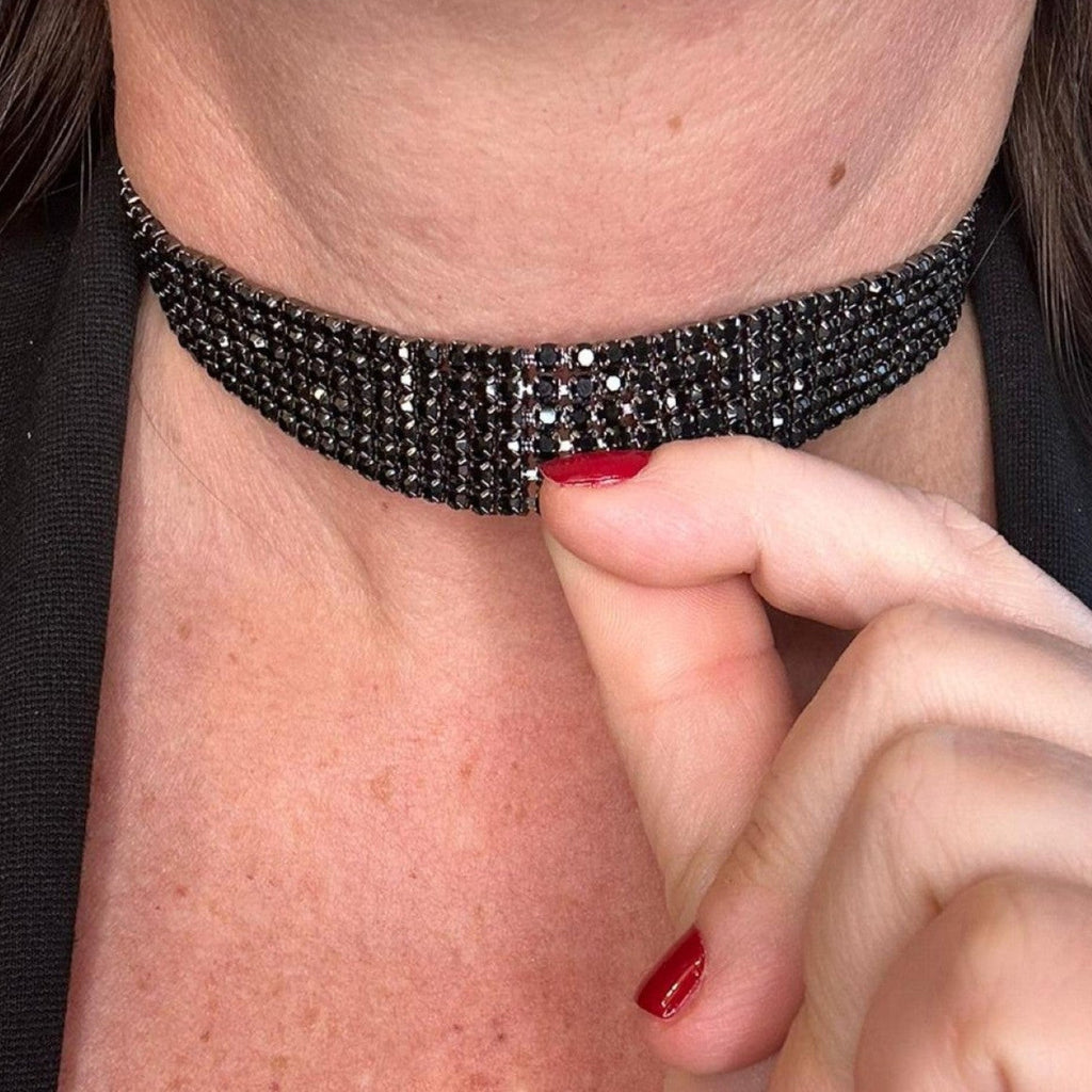 Jakris marka, boynu zarifçe saran, ışıltılı siyah taş detaylı modern choker kolye.