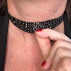 Jakris marka, boynu zarifçe saran, ışıltılı siyah taş detaylı modern choker kolye.