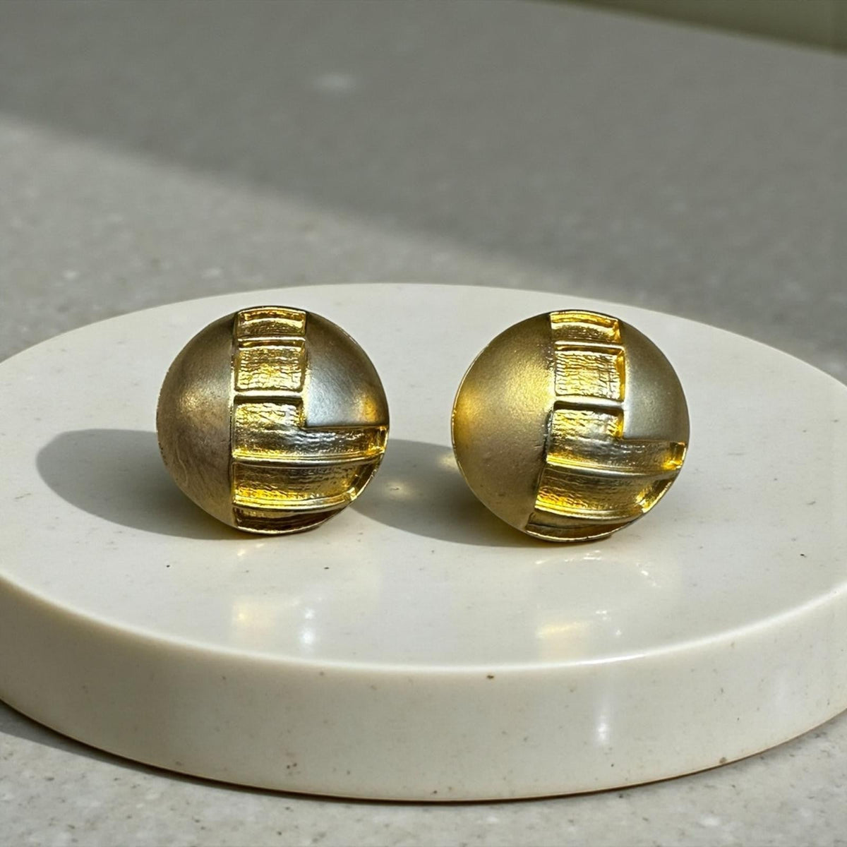Jakris Sorel mat ve parlak gold kaplama geometrik detaylı yuvarlak pirinç küpe