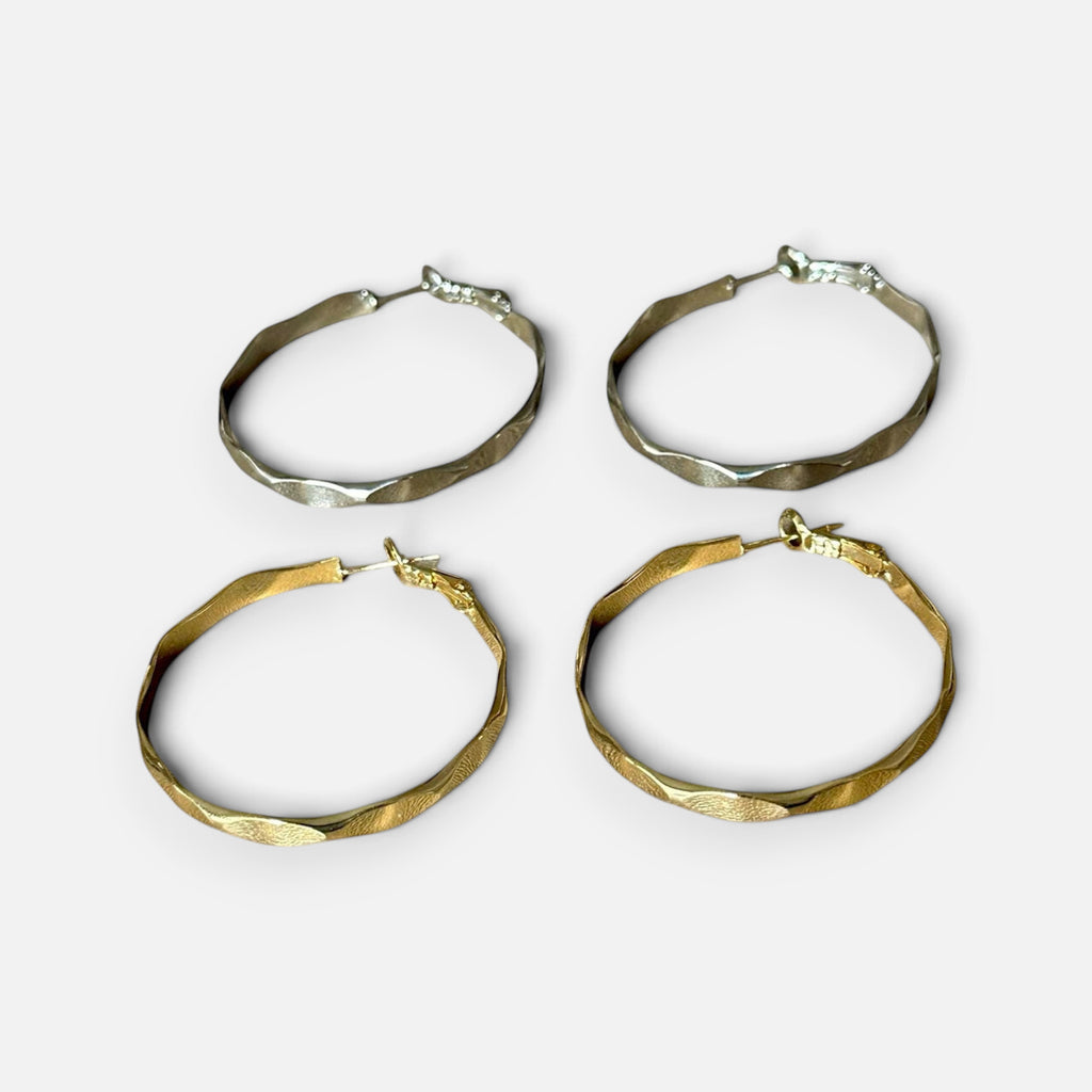 Jakris wavy hoop earrings in gold and silver tones, featuring a lightweight textured design.